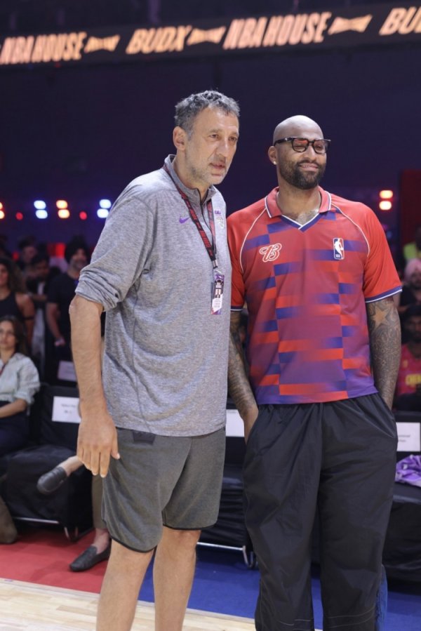 2026世界杯官方网站 以前恩仇不再！考辛斯与迪瓦茨出席NBA当作 两东说念主并肩而坐并合影