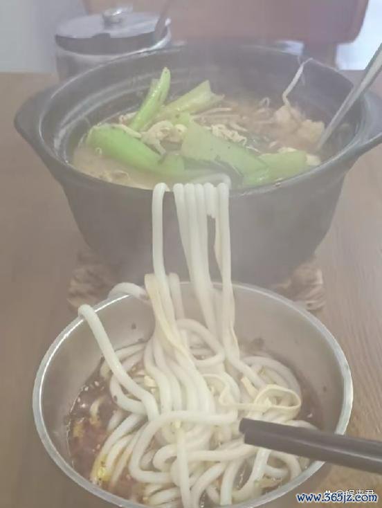 两女子差评米线量少被“打脸”