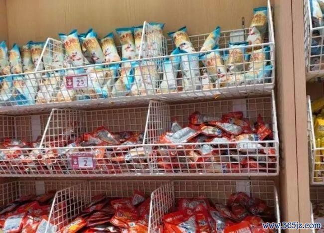 1元干脆面、2元薯片、3元核桃仁，年青东说念主皆流行到奶茶店“进货”吗？ 茶饮品牌零食化趋势表现