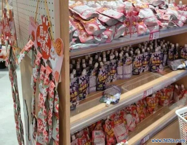 1元干脆面、2元薯片、3元核桃仁，年青东说念主皆流行到奶茶店“进货”吗？ 茶饮品牌零食化趋势表现